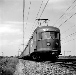 HUA-150956-Afbeelding van een electrisch treinstel mat. 1946 van de N.S. bij Utrecht (Lunetten)