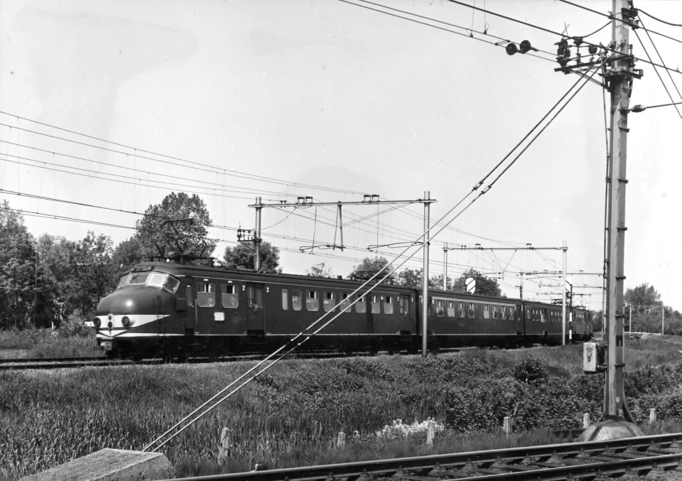 HUA-150975-Afbeelding van een electrisch treinstel mat. 1954 (plan P) van de N.S. in de boog tussen Blauwkapel Noord en Blauwkapel West bij Utrecht