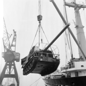 Houwitsers 175 mm, uit Amerika in Rotterdam aangekomen worden verladen, Bestanddeelnr 918-7241