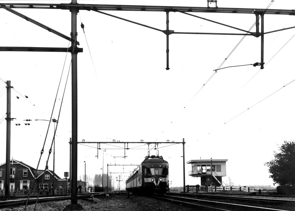HUA-150988-Afbeelding van een electrisch treinstel mat. 1946 van de N.S. ter hoogte van het seinhuis (post T) aan de Bemmelseweg te Elst