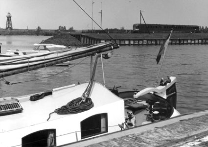 HUA-151334-Gezicht op de haven van Stavoren met op de achtergrond een diesel-electrisch treinstel DE 2 (serie 61-106 - Blauwe Engel) van de N.S