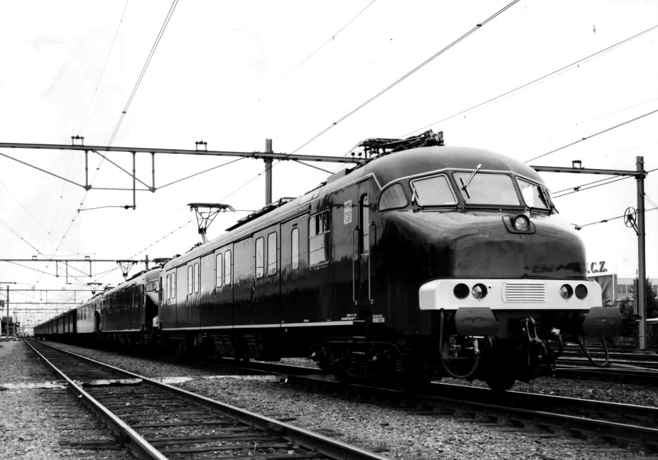 HUA-152058-Afbeelding van de nieuwe motorpostrijtuigen nrs 3001 3003 en 3004 plan mP van de PTT tijdens een belastingsproefrit met 13 rijtuigen mat 1924 Blokkend