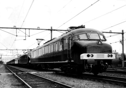 HUA-152058-Afbeelding van de nieuwe motorpostrijtuigen nrs 3001 3003 en 3004 plan mP van de PTT tijdens een belastingsproefrit met 13 rijtuigen mat 1924 Blokkend