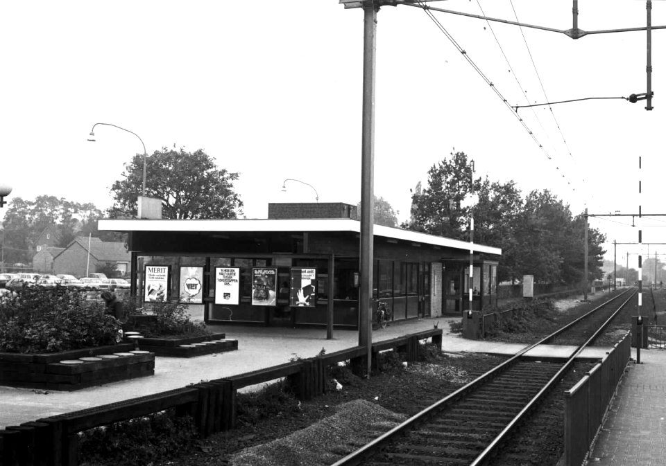HUA-150857-Gezicht op de perronzijde van het N.S.-station Wijchen te Wijchen