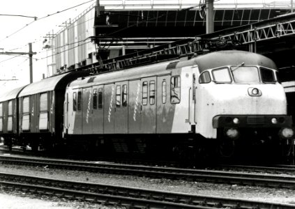HUA-152074-Afbeelding van het motorpostrijtuig nr. 3016 (plan mP) van de P.T.T. langs het perron van het Expeditieknooppunt van de P.T.T. te Sittard