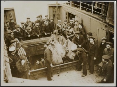 How the Fleet receives its mails. Mails arriving in Imperieuse from home, Bestanddeelnr 158-2704