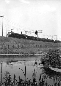 HUA-150977-Afbeelding van twee electrische treinstel mat. 1954 van de N.S. ter hoogte van Gouda