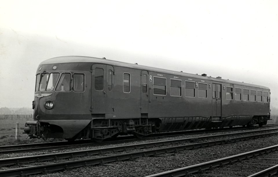 HUA-151193-Afbeelding van het diesel-electrische motorrijtuig nr. 21 (DE 1, serie 21-50 - "Blauwe Engel") van de N.S. te Putten