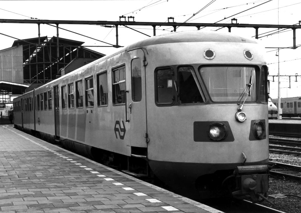 HUA-151203-Afbeelding van het gerenoveerde diesel-electrische treinstel DE 2 nr. 181 (oud nr. 99 van de serie 61-106-Blauwe Engel) van de N.S. te Zwolle