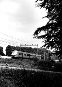HUA-151038-Afbeelding van een electrisch treinstel mat 1964 plan V van de NS ter hoogte van Ellecom
