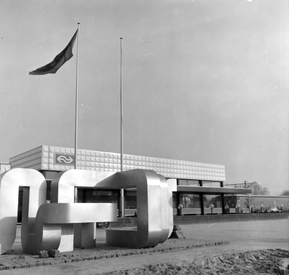 HUA-150705-Afbeelding van het kunstwerk voor het N.S.-station Steenwijk te Steenwijk
