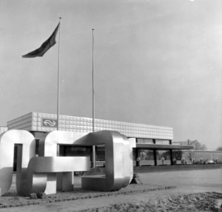 HUA-150705-Afbeelding van het kunstwerk voor het N.S.-station Steenwijk te Steenwijk