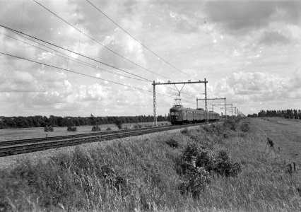 HUA-150908-Afbeelding van electrisch treinstel mat. 1946 van de N.S. in een weidelandschap ter hoogte van Steenwijk