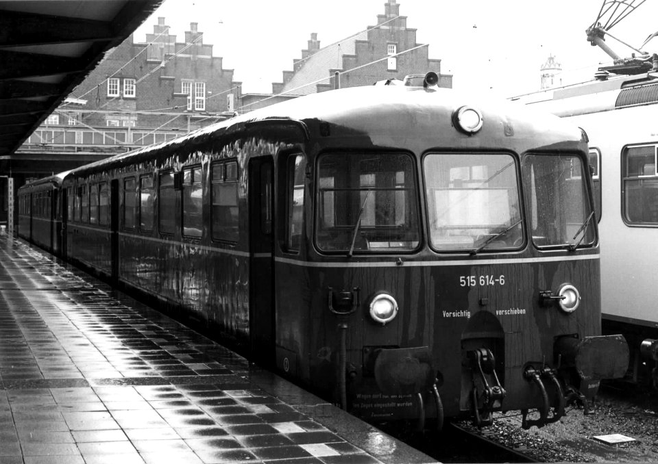 HUA-151216-Afbeelding van het accumulator rijtuig nr 515 614 6 ETA van de DB Deutsche Bundesbahn langs een perron te Maastricht verbinding Maastricht Aken 
