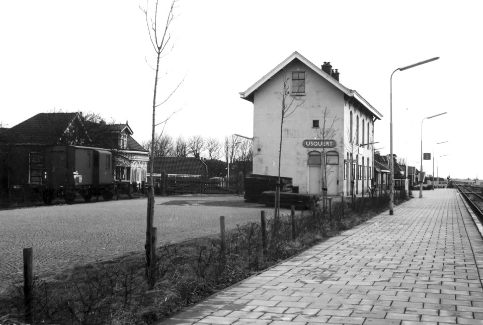 HUA-150736-Gezicht op het perron en de losweg van het N.S.-station Usquert te Usquert met op de achtergrond hotel "De Landbouw"