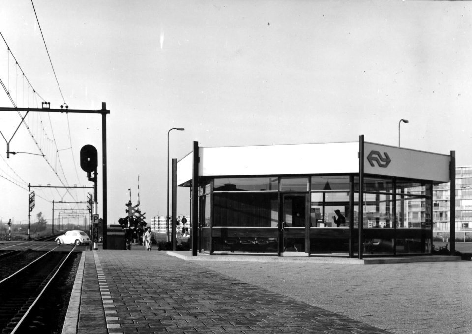 HUA-150732-Gezicht op de overweg en het NS station Utrecht Overvecht te Utrecht