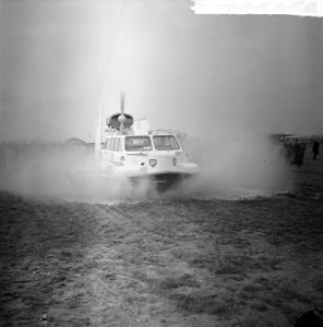 Hovercraft VA 2 demonstreert. Het nieuwe vervoermiddel op de grasmat, Bestanddeelnr 915-0505