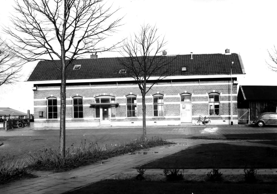 HUA-150731-Gezicht op het NS station Uithuizen te Uithuizen