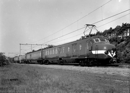 HUA-150951-Afbeelding van het electrische treinstel nr. 763 (plan P, mat. 1954) van de N.S. met nieuwe neusbeschildering te Maarn