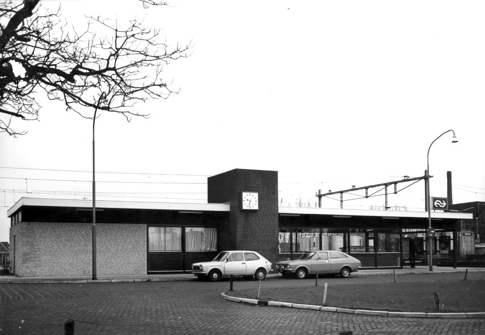 HUA-150858-Gezicht op de voorgevel van het N.S.-station Wijchen te Wijchen