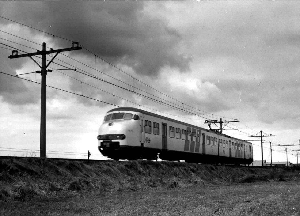HUA-151009-Afbeelding van een electrisch treinstel mat. 1964 (plan V) van de N.S. ter hoogte van Pijnacker