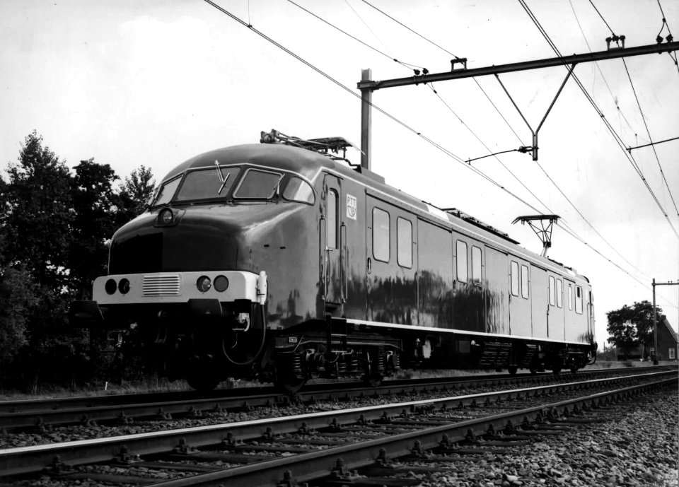 HUA-152050-Afbeelding van het motorpostrijtuig nr. 3001 (Plan mP) van de P.T.T. tijdens een proefrit op het traject Utrecht - Arnhem