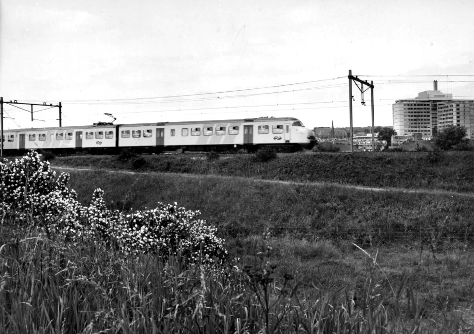 HUA-151028-Afbeelding van een electrisch treinstel mat 1964 plan V van de NS te Arnhem Velperbroek Aansluiting richting Presikhaaf 