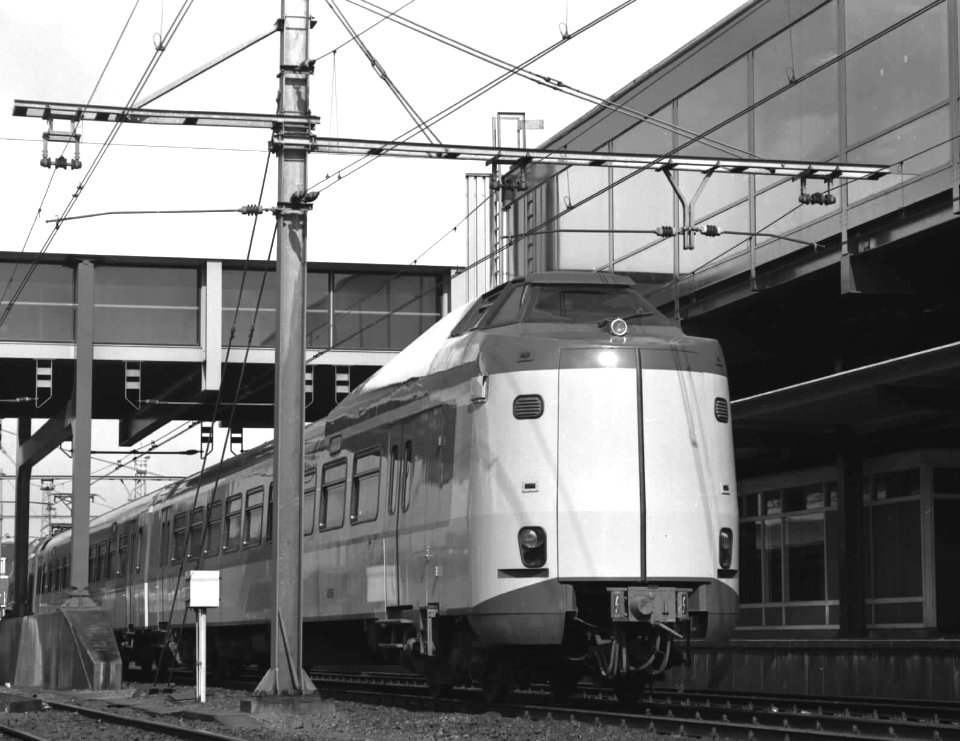HUA-151963-Afbeelding van een electrisch treinstel Plan Z ICM 0 van de NS op het NS station Utrecht CS te Utrecht