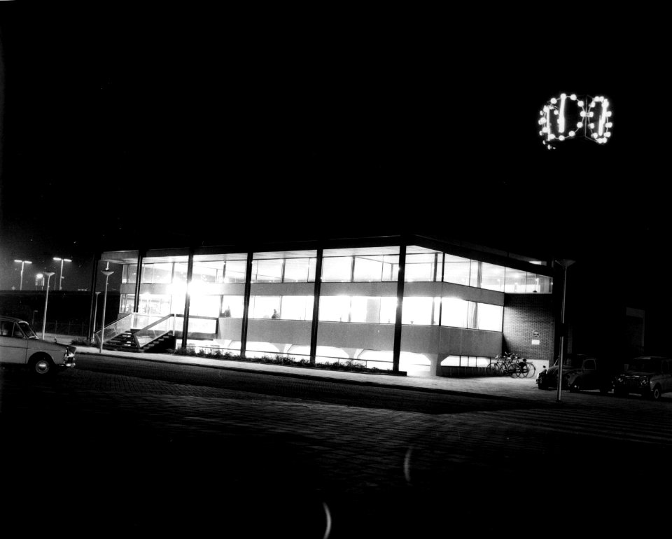 HUA-150890-Gezicht op het N.S.-station Zwijndrecht te Zwijndrecht bij avond