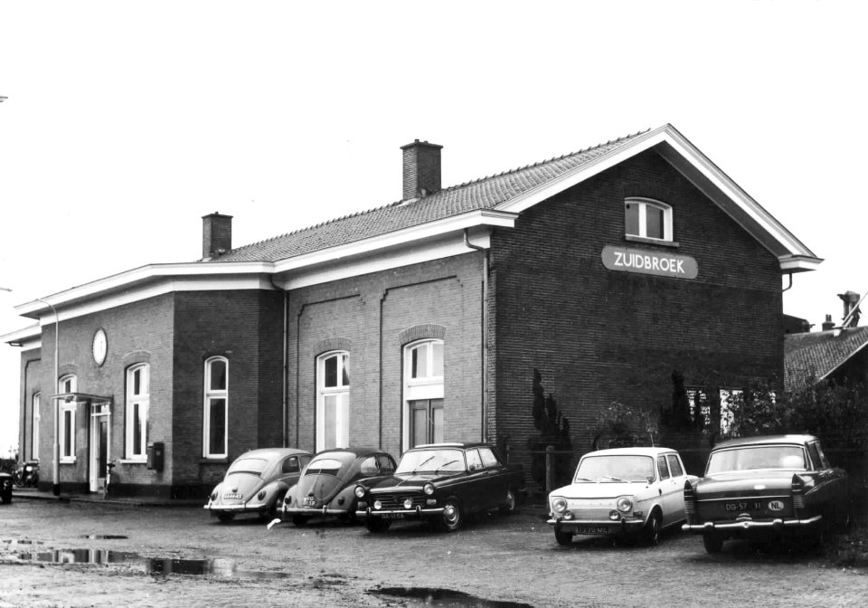 HUA-150879-Gezicht op de zij- en voorgevel van het N.S.-station Zuidbroek te Zuidbroek