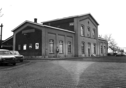 HUA-150863-Gezicht op de zij en voorgevel van het NS station Zaltbommel te Zaltbommel