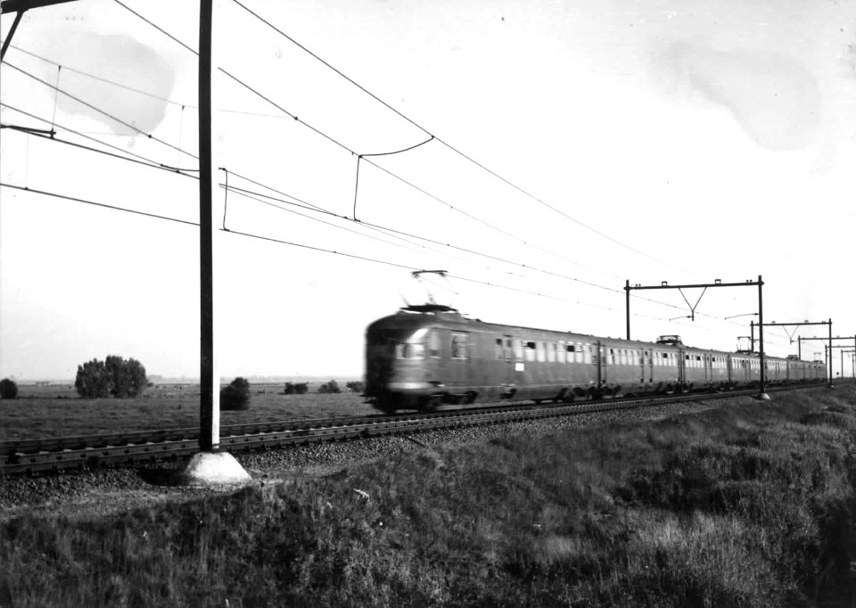 HUA-150962-Afbeelding van twee gekoppelde electrische treinstellen mat. 1936 van de N.S. ter hoogte van Baarn