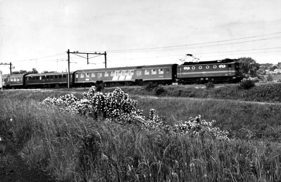 HUA-151032-Afbeelding van een electrische locomotief uit de serie 1100 van de N.S. met rijtuigen plan W en mat. 1924 ter hoogte van Velperbroek Aansluiting te Arnhem
