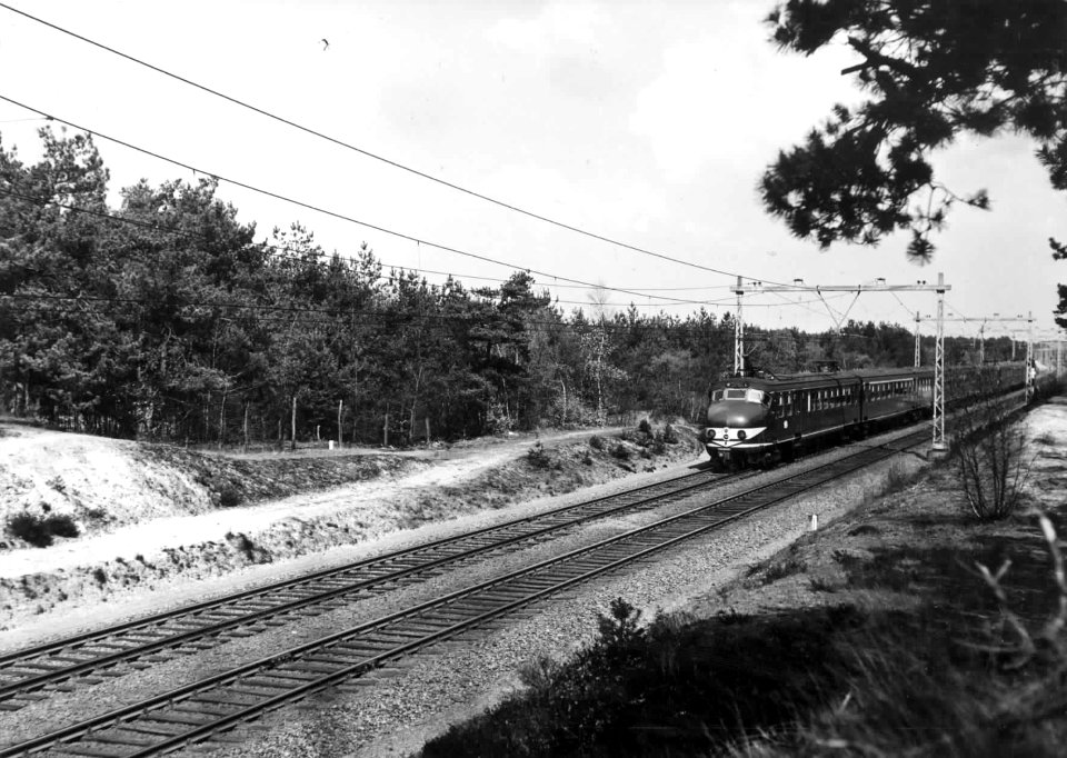 HUA-150964-Afbeelding van het electrische treinstel nr. 785 (plan P, mat. 1954) van de N.S. ter hoogte van Hulshorst