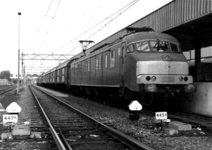 HUA-152063-Afbeelding van een electrisch motorpostrijtuig (plan mP) van de P.T.T. met postwagens type Hbbkkss langs het postperron te Utrecht