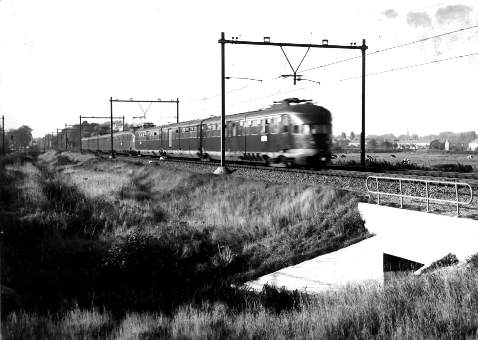 HUA-150967-Afbeelding van electrische treinstellen mat. 1936 van de N.S. ter hoogte van Baarn
