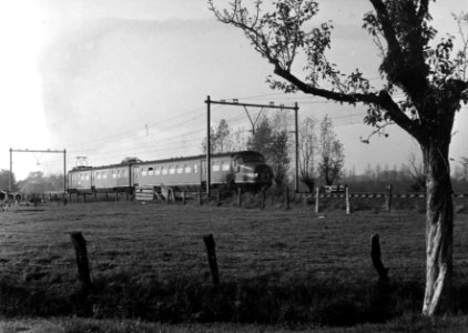 HUA-150980-Afbeelding van een electrisch treinstel mat 1954 van de NS op de spoorlijn tussen Utrecht en Amersfoort