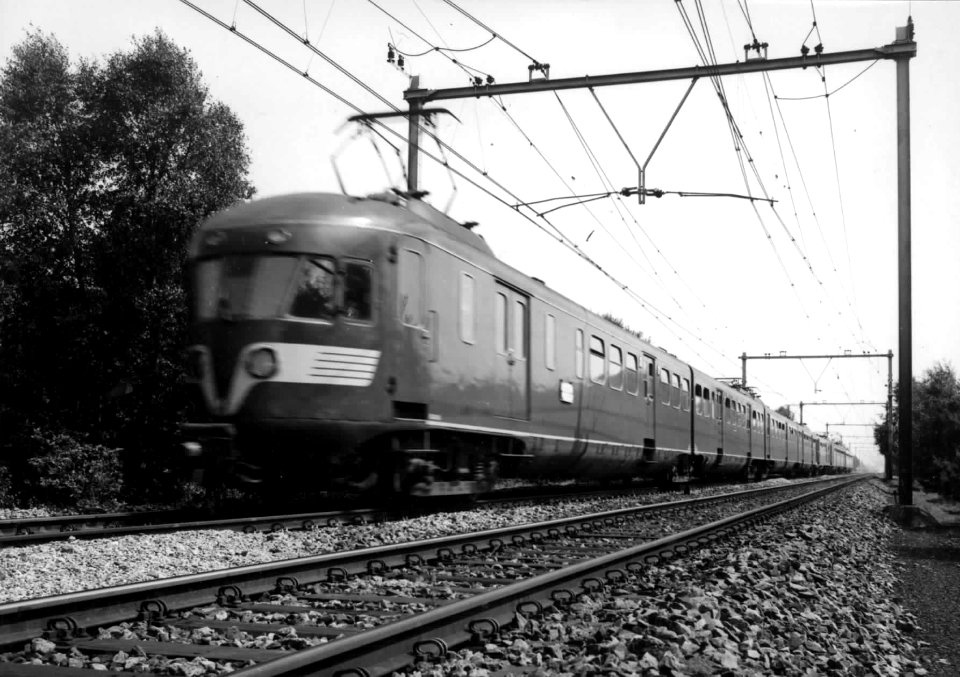 HUA-151000-Afbeelding van twee gekoppelde electrische treinstellen mat. 1946 van de N.S. ter hoogte van Maarsbergen