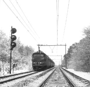 HUA-150991-Afbeelding van een electrisch treinstel mat. 1954 (plan P) van de N.S. in de (besneeuwde) omgeving van Driebergen. Links een driehoogten-lichtsein