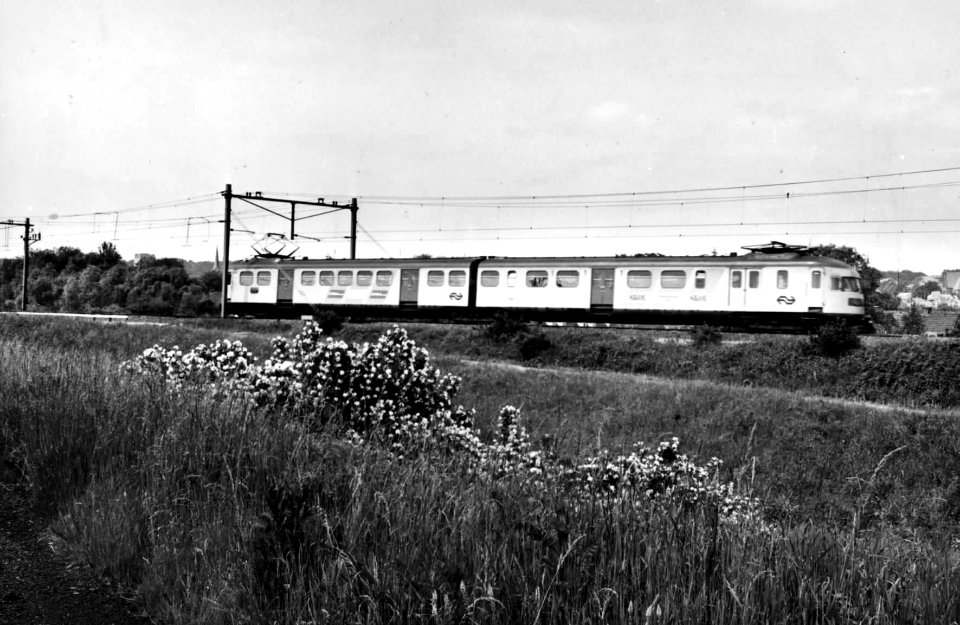 HUA-151030-Afbeelding van een electrisch treinstel mat. 1946 in geel-grijze huisstijl van de N.S. bij Velperbroek Aansluiting te Arnhem