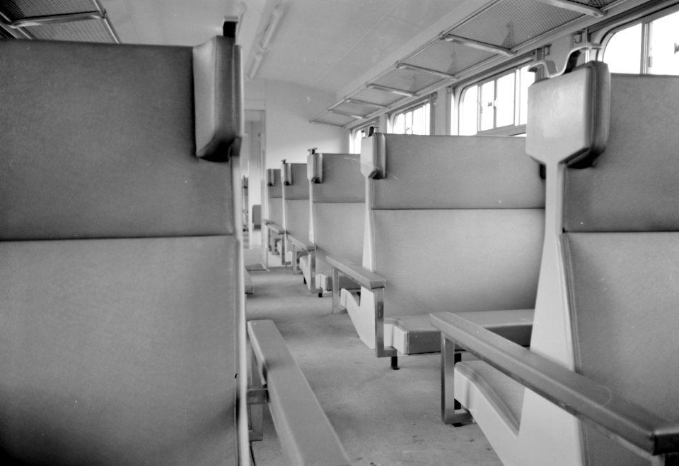HUA-151916-Interieur 2e klasse van het electrische treinstel nr. 501 (mat. 1964, plan TT "Treinstel Toekomst") van de N.S. te Arnhem