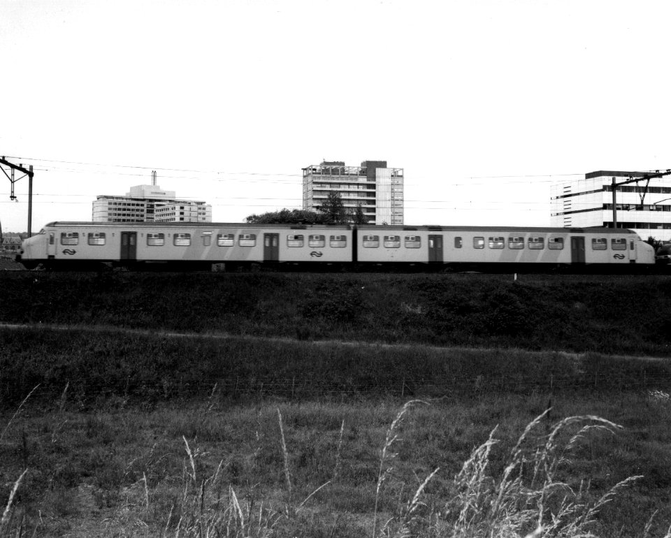 HUA-151031-Afbeelding van een electrisch treinstel plan V (mat. 1964) van de N.S. ter hoogte van Velperbroek Aansluiting te Arnhem
