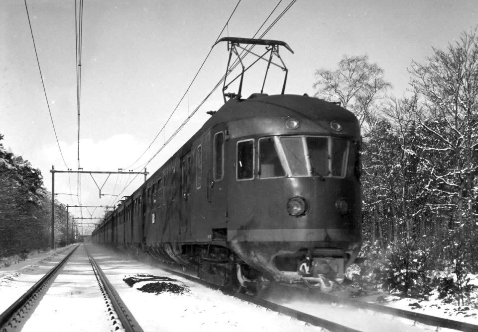 HUA-150958-Afbeelding van twee gekoppelde electrische treinstellen mat. 1946 van de N.S. in de (besneeuwde) omgeving van Driebergen