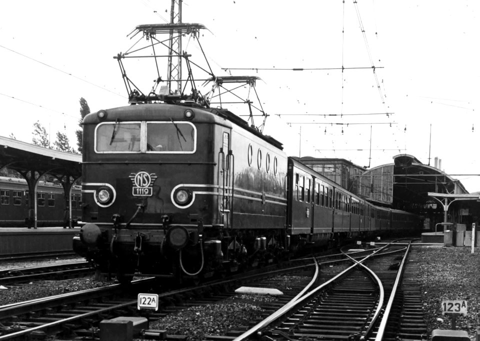 HUA-150972-Afbeelding van de electrische locomotief nr 1119 serie 1100 met plan E rijtuigen van de NS als Randstad Expres Den Haag Utrecht Groningen bij het NS s