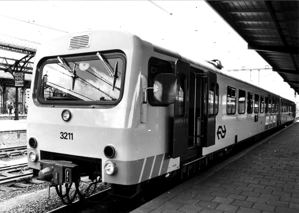 HUA-151211-Afbeelding van het diesel hydraulische treinstel nr 3211 DH 2 serie 3200 van de NS langs een perron van het NS station Groningen te Groningen