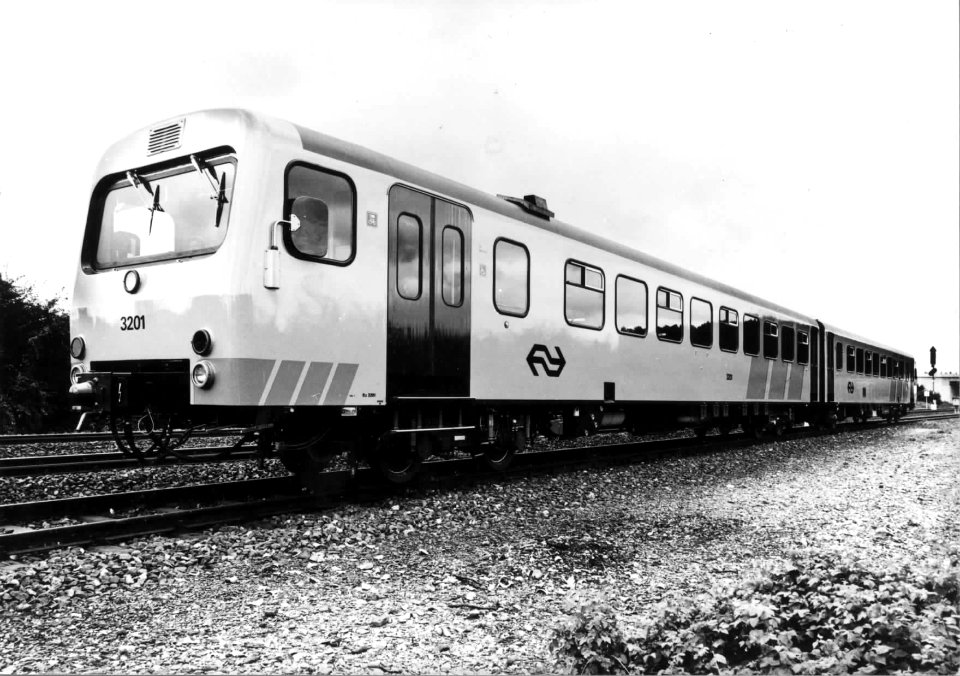 HUA-151205-Afbeelding van het fabrieksnieuwe diesel-hydraulische treinstel nr. 3201 (DH 2, serie 3200) van de N.S