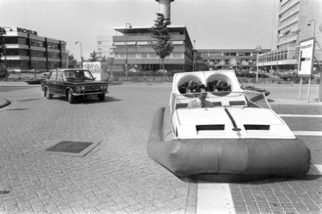 Hovercrafttentoonstelling in Rai, hovercraft op straat, Bestanddeelnr 928-5828
