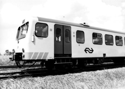HUA-151214-Afbeelding van de kop van het diesel-hydraulische treinstel nr. 3211 (DH 2, serie 3200, "Wadlopers") van de N.S. bij Sauwerd