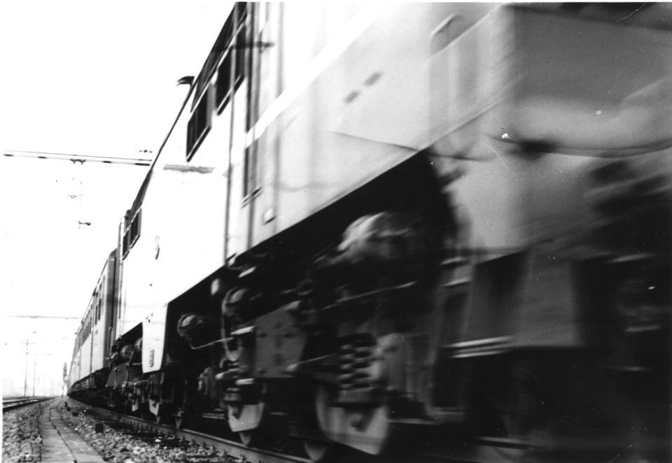HUA-151154-Afbeelding van een voorbijsnellende electrische locomotief serie 1200 met rijtuigen plan E van de NS