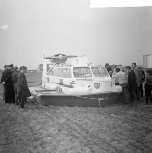 Hovercraft VA 2 demonstreert. Op het water in de Ussellincxhaven, Bestanddeelnr 915-0511